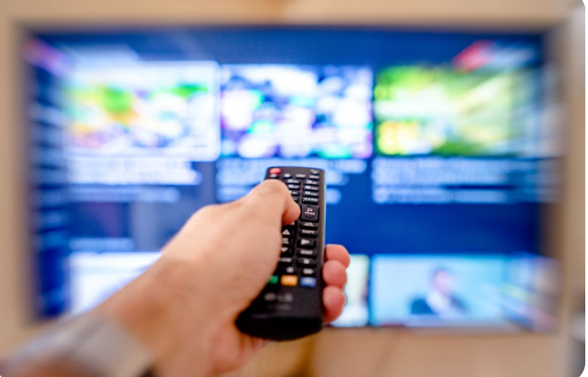 Stary monitor CRT z interfejsem strony internetowej